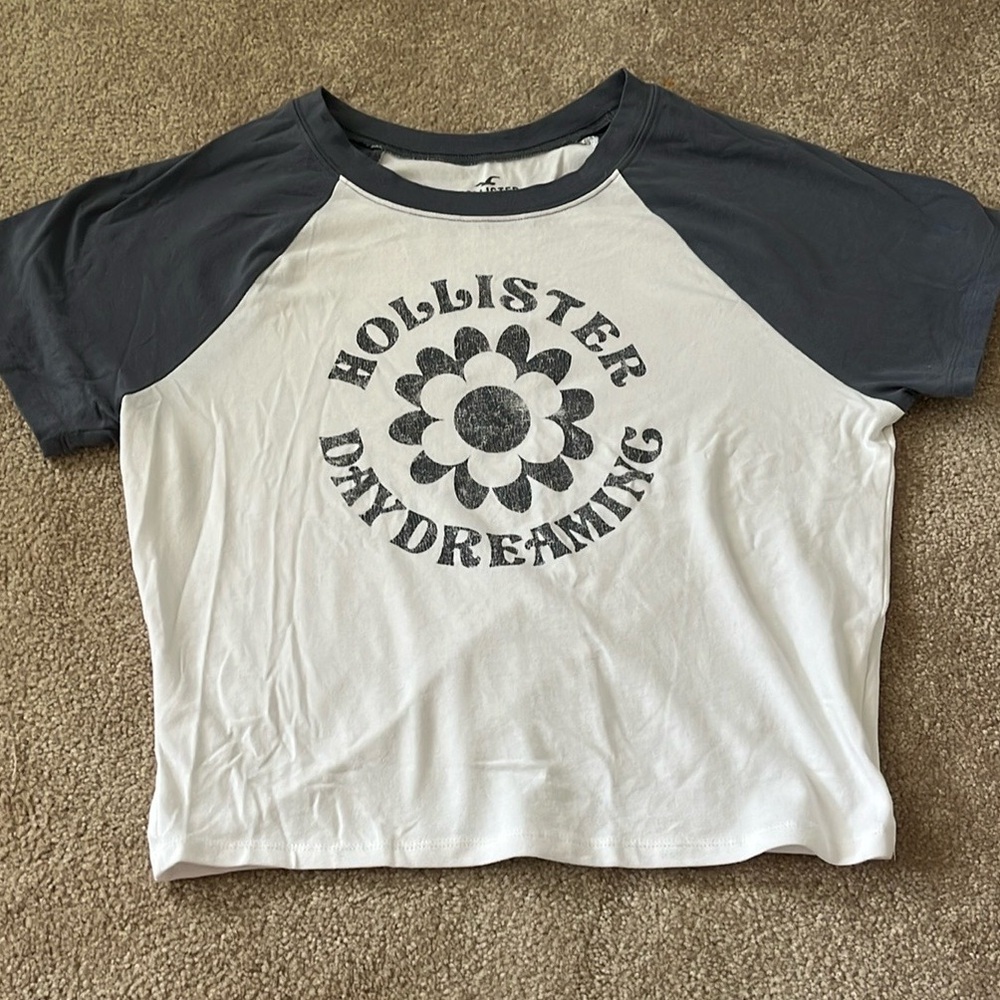 Hollister Cropped Graphic Tee